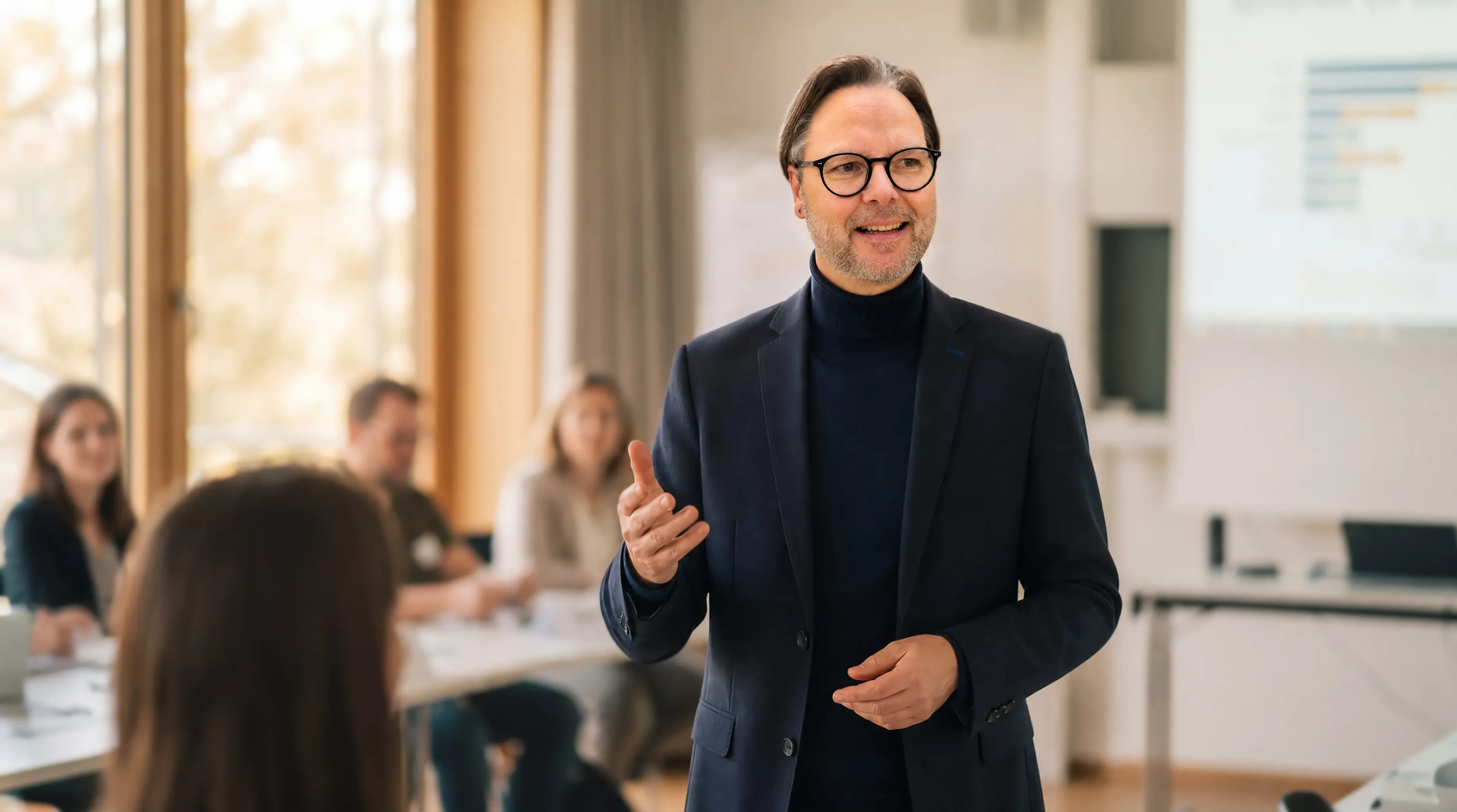 Peter Stepanek bei einem Vortrag vor Publikum in einem Seminarraum
